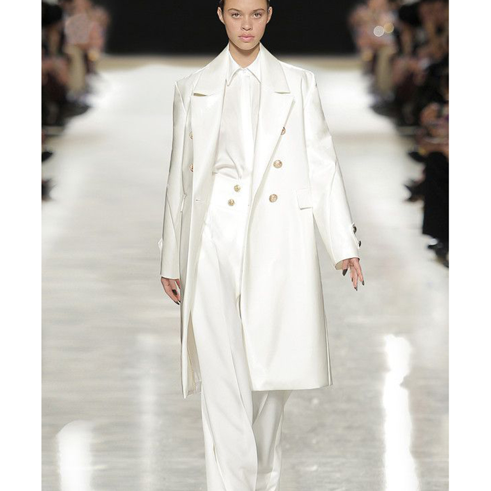 Trench Coat Formal - 豪華なサテンホワイトのレディースダブルブレストトレンチコート、シックなフォーマルランウェイスタイル、ラペルカラー、ロングオーバーサイズアウターウェア