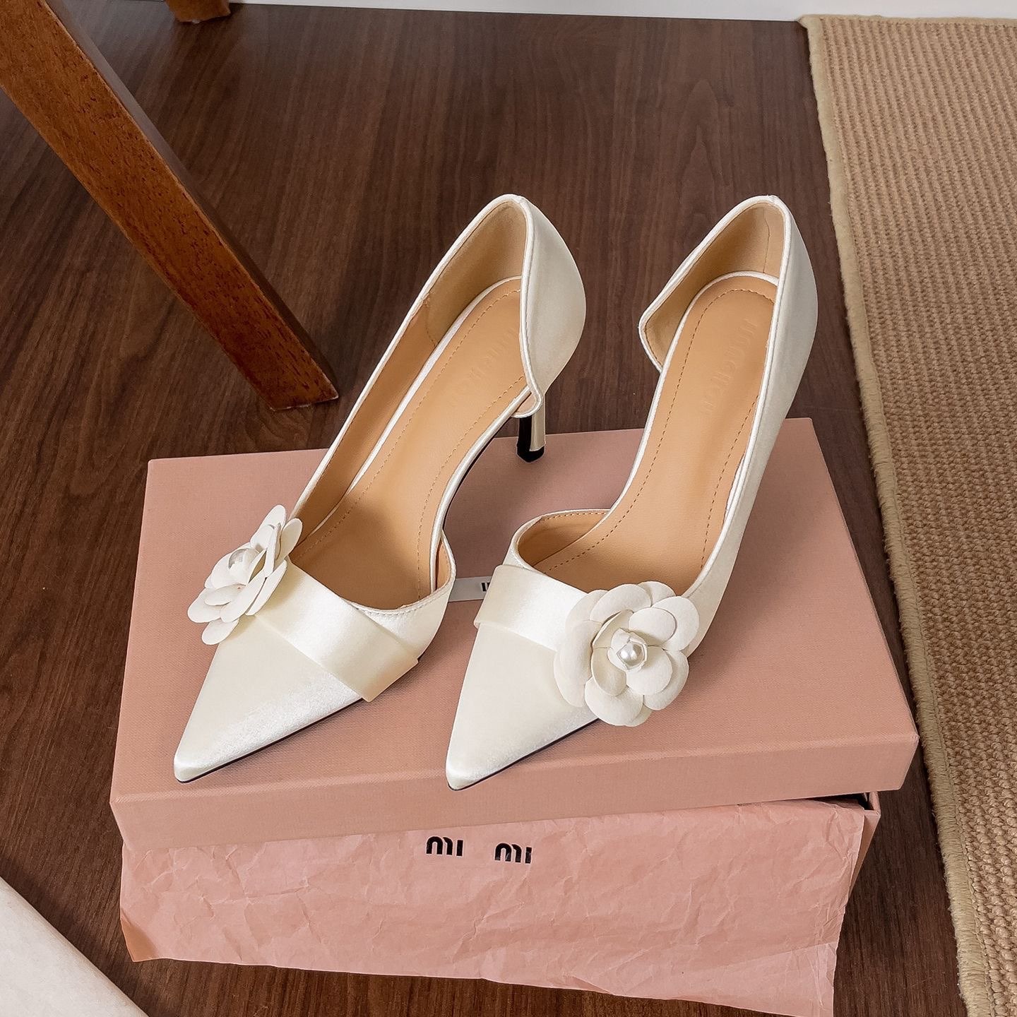 Women Formal Wear On Sale - サテンポインテッドスティレットパンプス レディース 花柄パール細ヒール スリッポン 結婚式 宴会