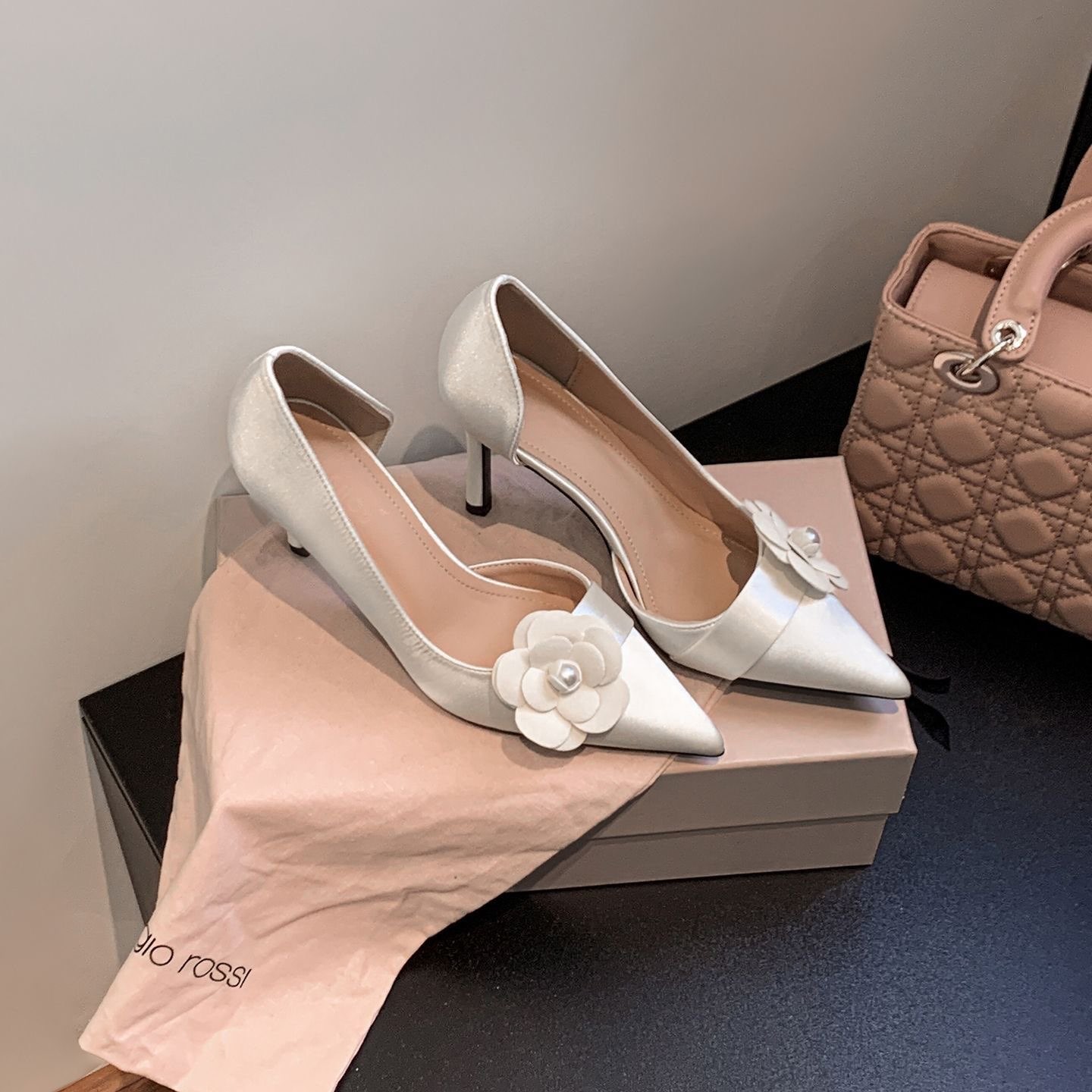 サテンポインテッドスティレットパンプス レディース 花柄パー - Women Formal Wear On Sale のレビューと価格