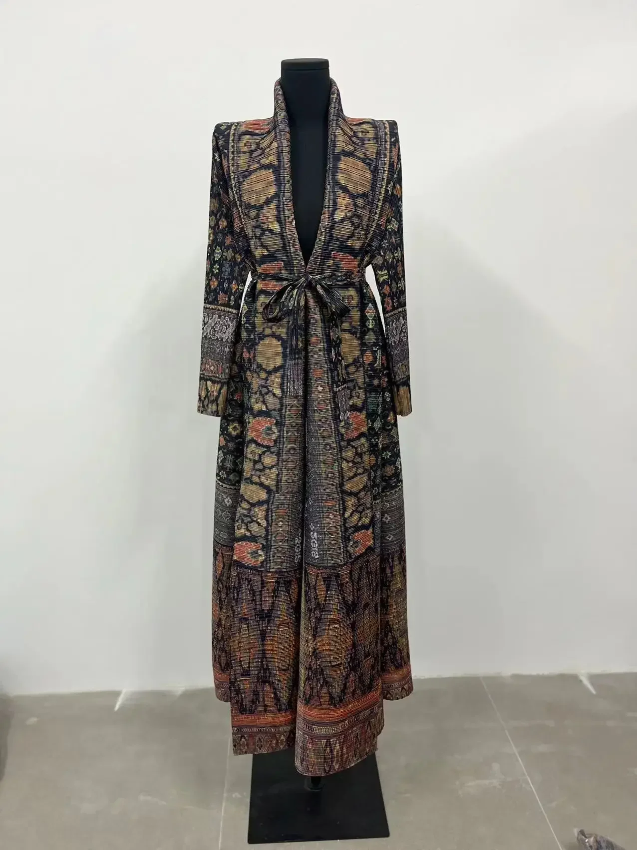 三宅プリーツプリント折りたたみ襟長袖トレンチコート女性のため - Trench Coat Formal のレビューと価格
